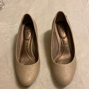 Life stride gold dressy pumps.